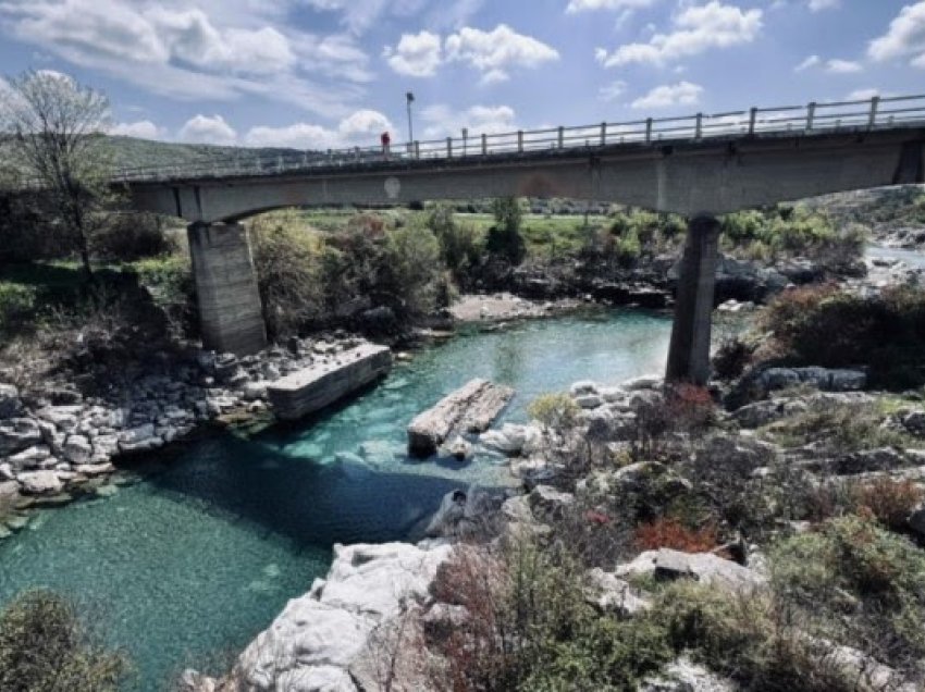 Turistë të shumtë vizitojnë Urën 300-vjeçare të Mesit në Shqipëri