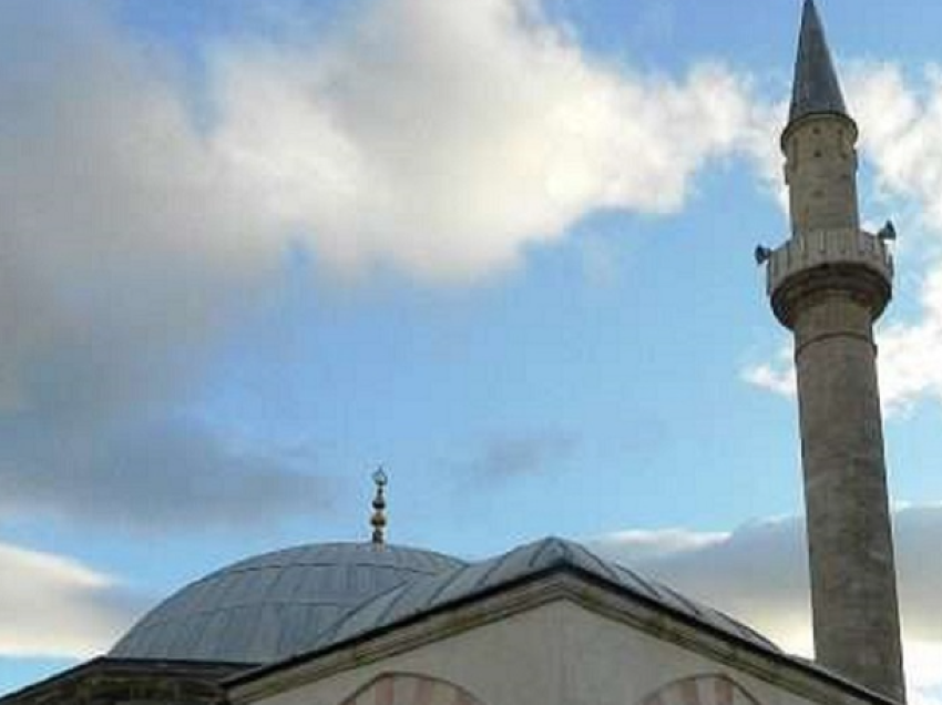 Hajnat thyejnë xhaminë e fshatit Rakaj në Ferizaj, vjedhin para nga arka e bamirësisë