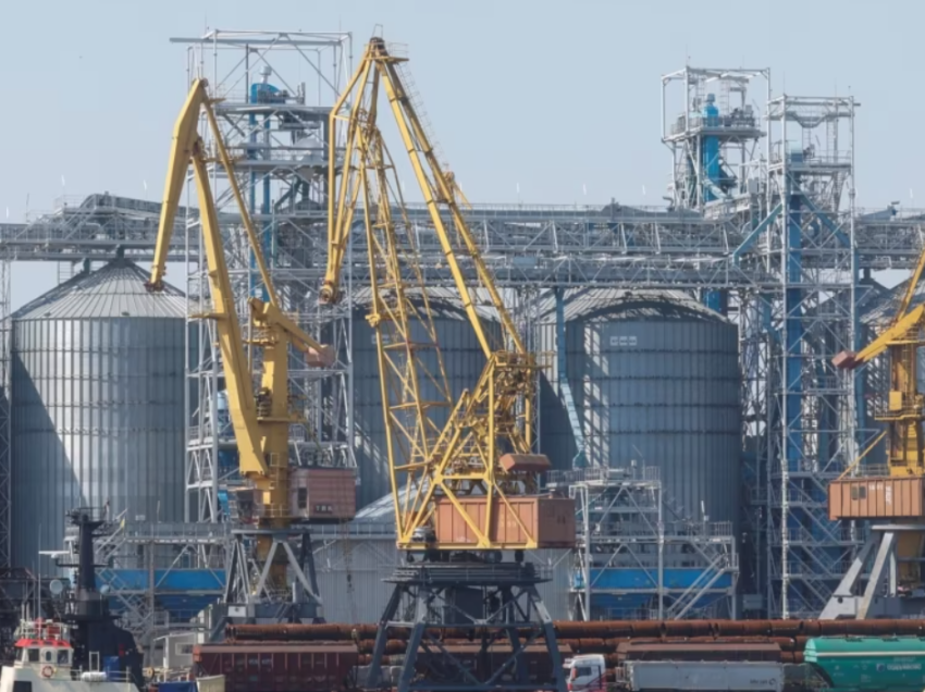 Rusia kërcënon të tërhiqet nga marrëveshja për eksportet e drithërave përmes Detit të Zi