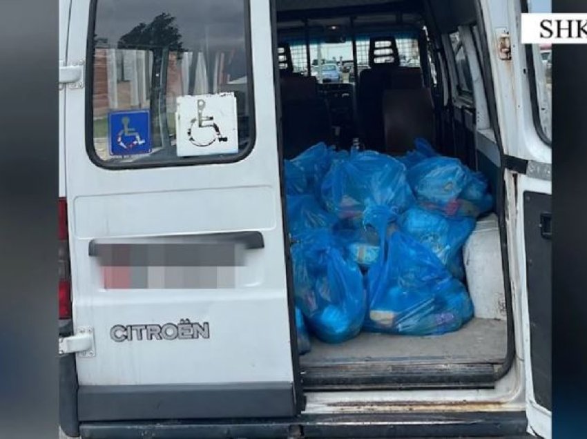 Punonjësit e bashkisë Shkodër kapen duke transportuar qese me ushqime, me furgonin e Drejtorisë Arsimore