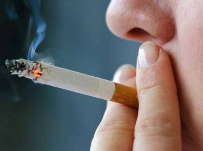 Studim i ri: Pirja e duhanit mund të jetë shkaktar i dhimbjes së shpinës