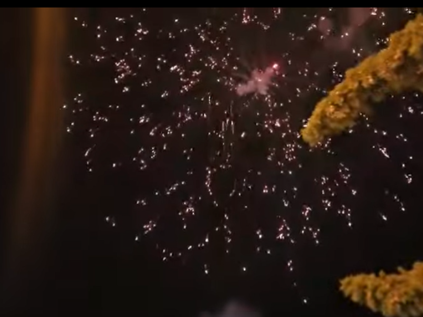 Socialistët festojnë me fishekzjarre në Shijak! Elton Arbana prin me 66%