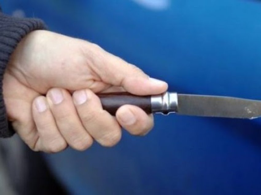 Shqetësuese: 16-vjeçari kapet me thikë në kryeqytet, përfundon në Polici