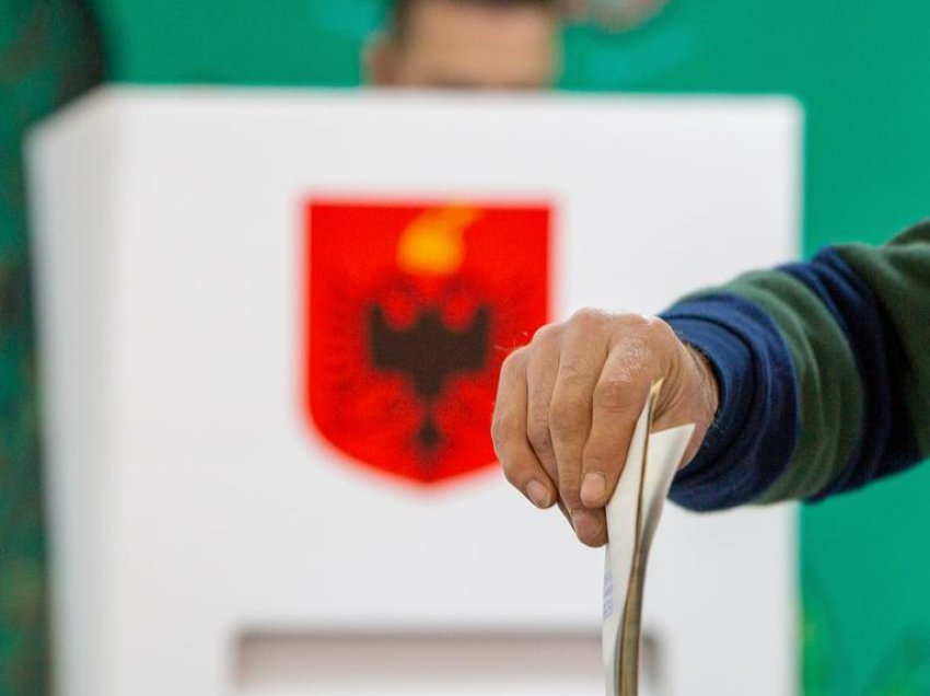 Kandidati i “Bashkë Fitojmë” zbulon skandalin e zgjedhjeve: Ja si u ndërruan kutitë në KZAZ