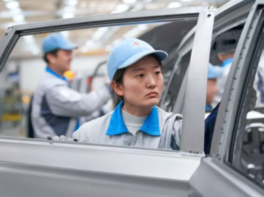 Kina bëhet eksportuesi i parë në botë i veturave, kalon Japoninë