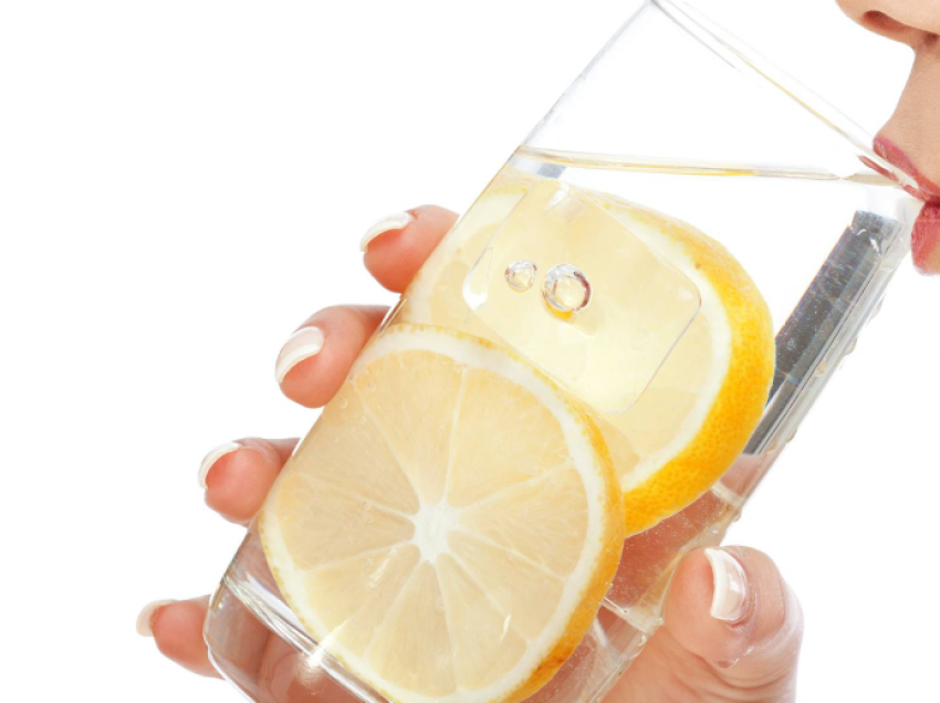Efektet e konsumit të ujit me limon sipas dietologëve