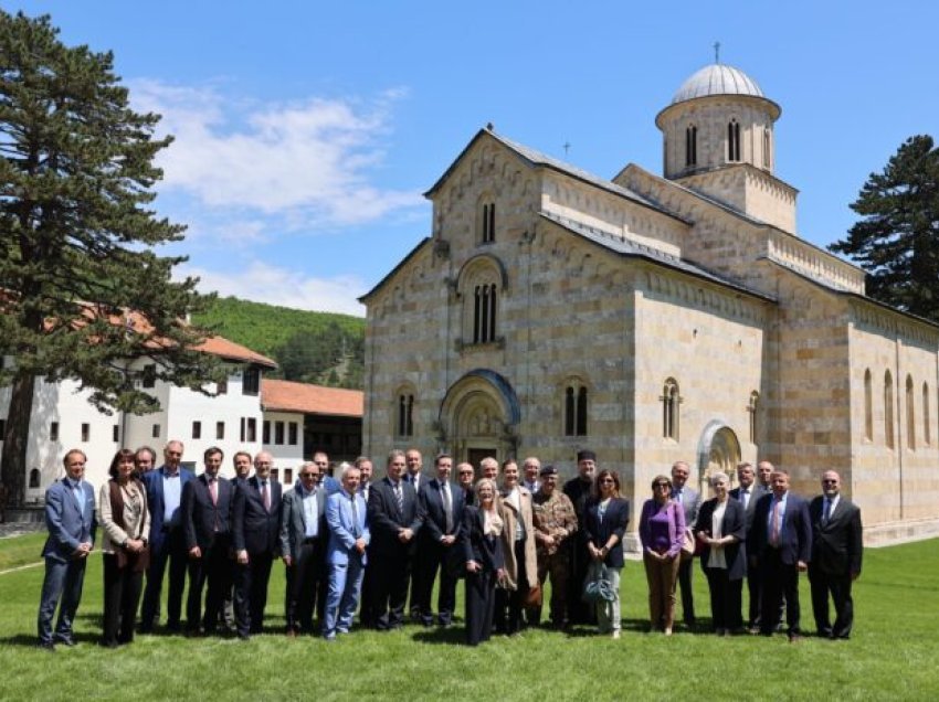 Ambasadori Hovenier dhe ambasadori Rohde vizitojnë Manastirin e Deçanit
