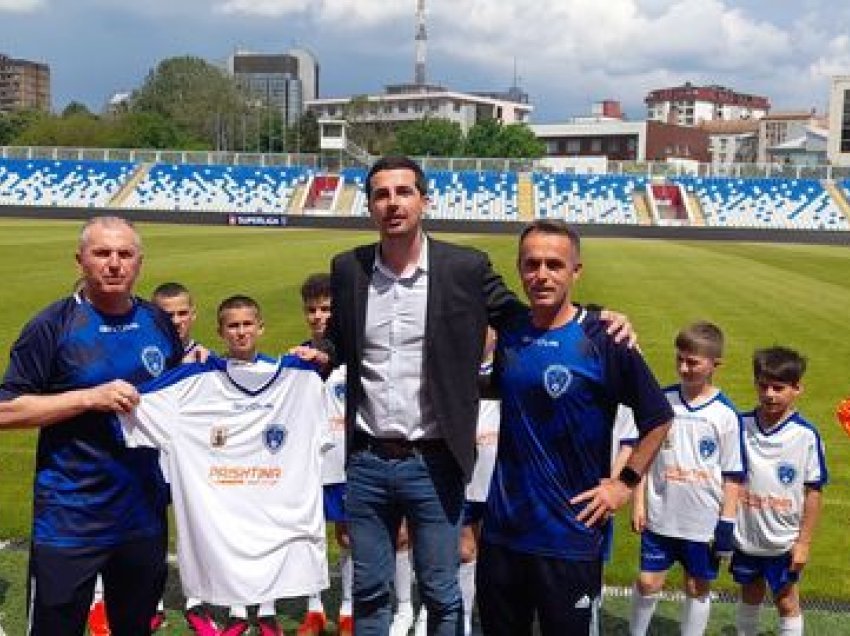 Granit Rugova takoi përfaqësuesit e FC KICK IN para nisjes për Gjenevë