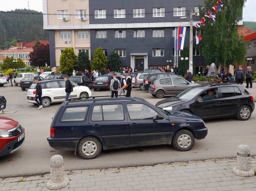 Serbët bllokojnë objektin e komunës, kryetarit të Zubin Potokut s’i lejohet hyrja