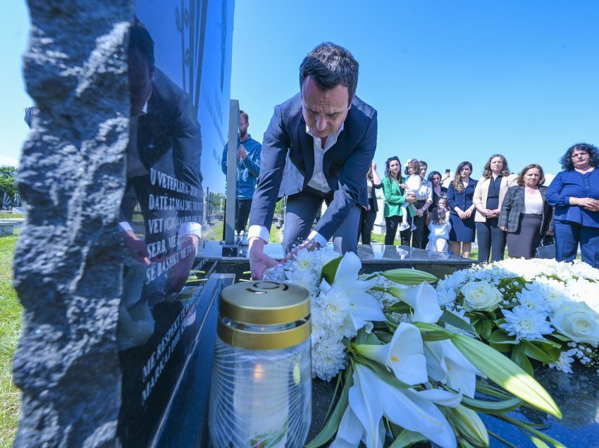 Kurti bën homazhe te varri i nënës që ia vuri flakën vetes pasi ia kthyen trupat e djemve të vrarë nga Serbia