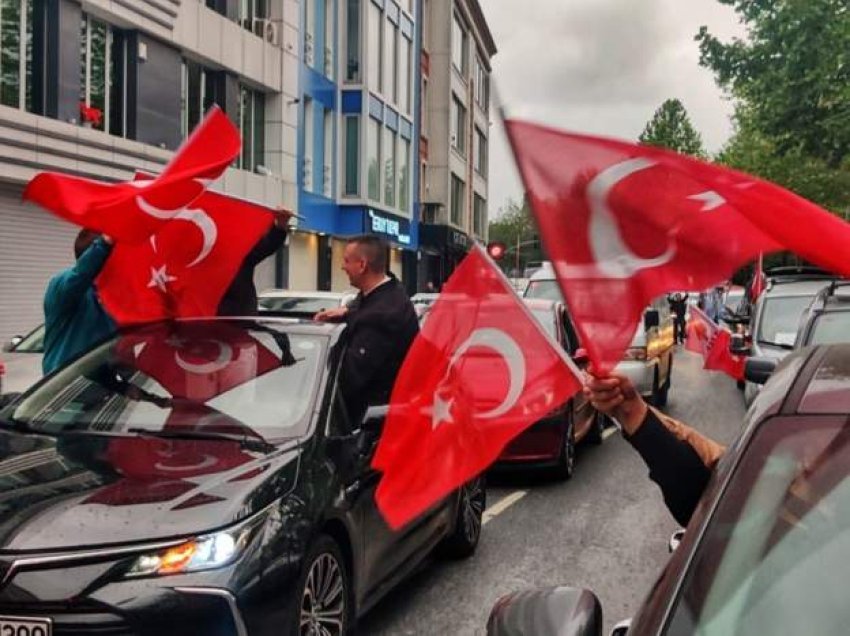 Atmosferë festive në selinë e partisë së Erdoganit