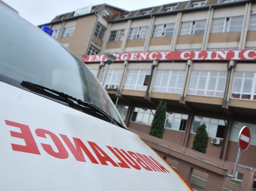 Aksident në Gjakovë: Vetura godet traktorin, shoferi dërgohet në gjendje të rëndë në QKUK