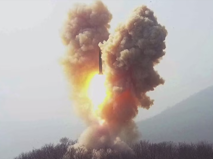 Japonia vë në gatishmëri mbrojtjen raketore pas kërcënimeve nga Koreja e Veriut
