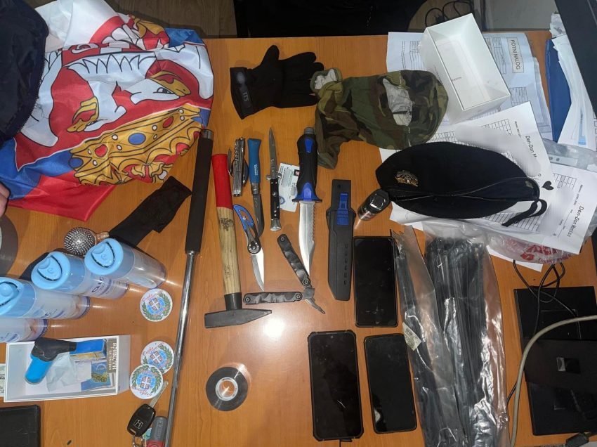 Në veri të vendit arrestohen dy persona të dyshuar, u gjenden armë e simbole nacionaliste