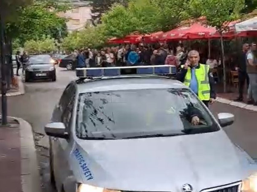 Pamje - Vetura e Policisë së Kosovës sulmohet me gurë në Zveçan