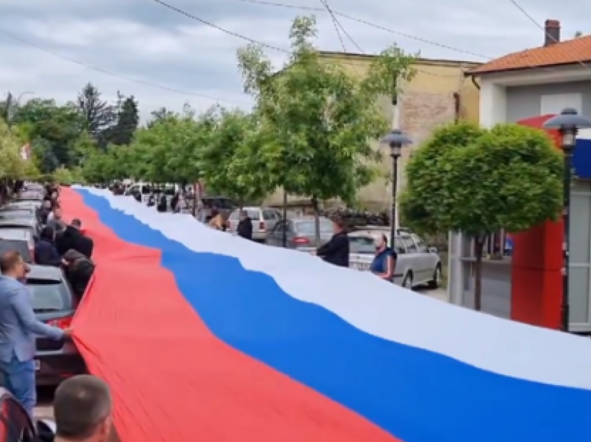 Serbët e shpalosin në rrugët e Zveçanit një flamur serb të përmasave të mëdha