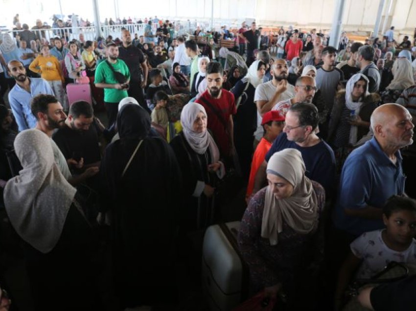 Autoriteti kufitar i kontrolluar nga Hamasi mbikëqyr largimet e civilëve përmes portës së Rafahut, thotë zyrtari amerikan