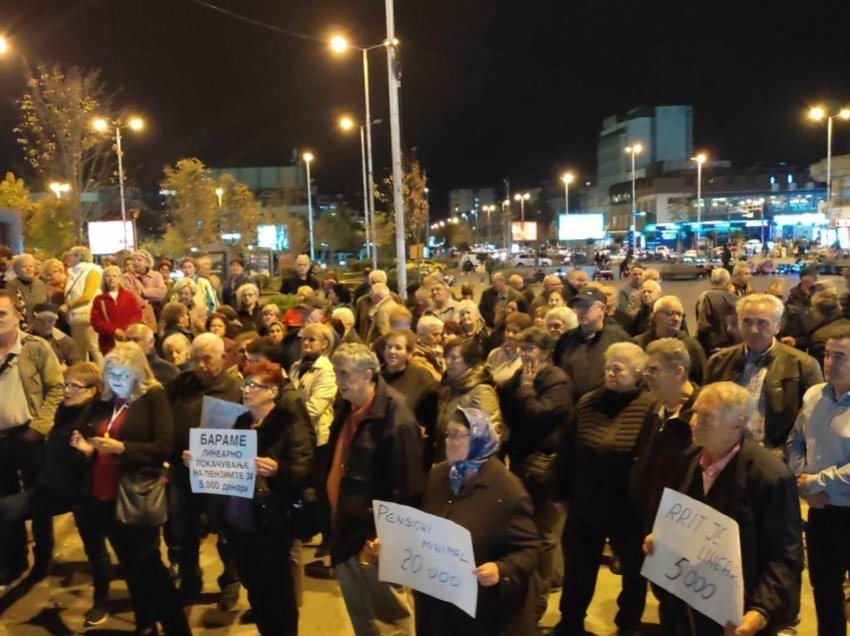 Protestojnë pensionistët në Tetovë: Nëse nuk rriten pensionet, nuk do të dalim në zgjedhje