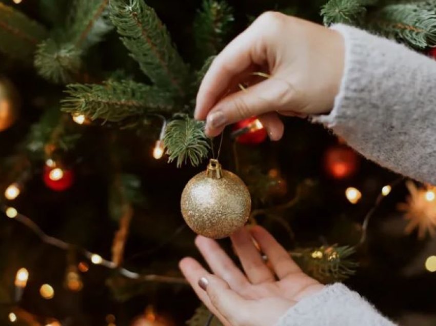 Kur duhet ta vendosni pemën e Krishtlindjes nëse doni të jeni të lumtur