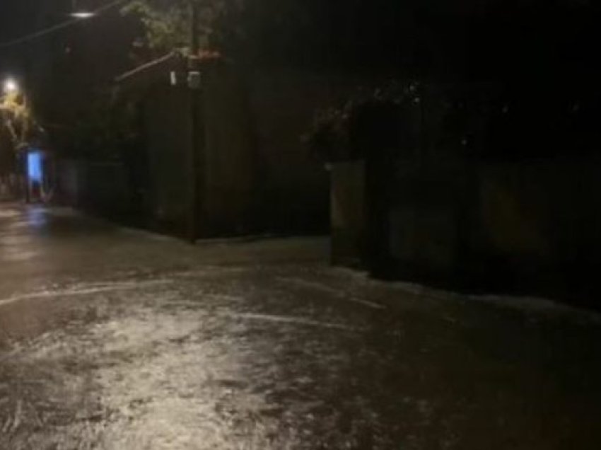 Situatë problematike në Lezhë, uji vërshon drejt banesave, bllokohet një familje