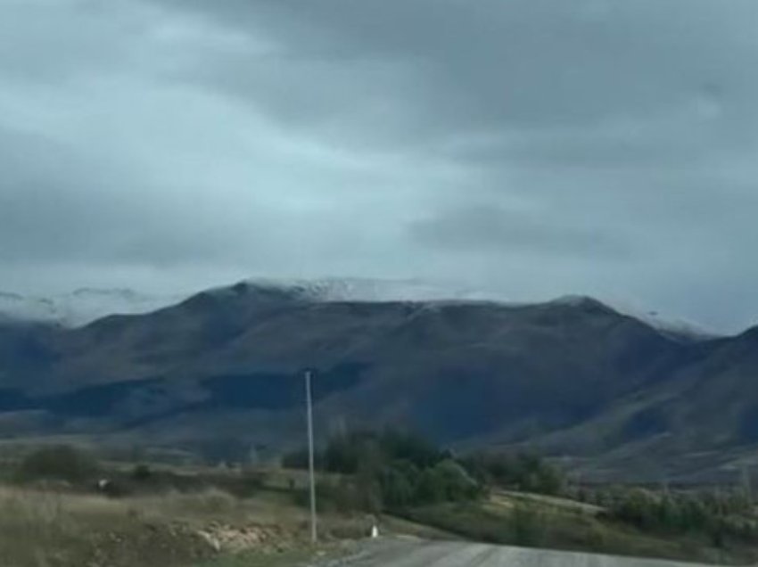 Bie bora e parë për këtë vit në Shqipëri, zbardhen majat e maleve në Kukës