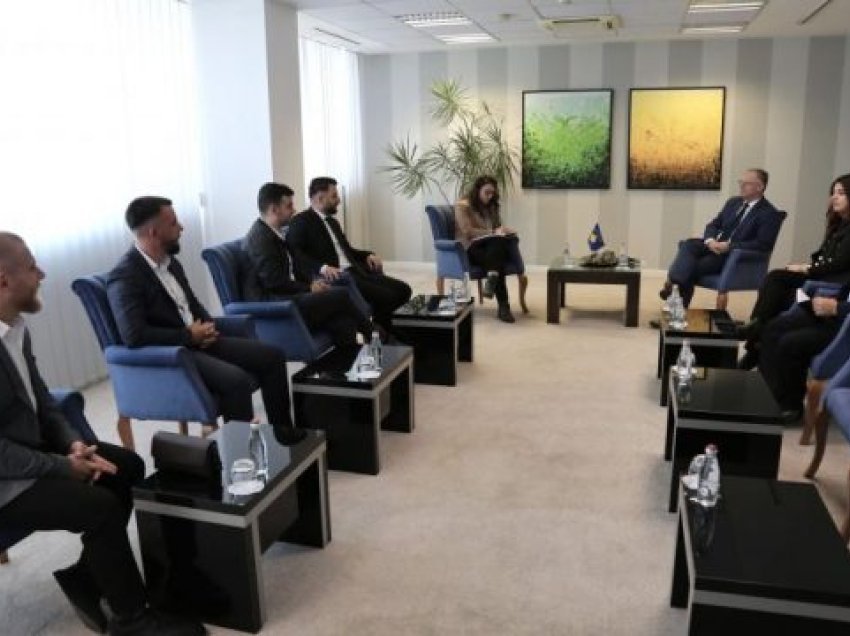 Bislimit i shkojnë në zyrë disa përfaqësues të rrjetit të Ambasadorëve të rinj Evropian nga Kosova, ai i informon për vizat
