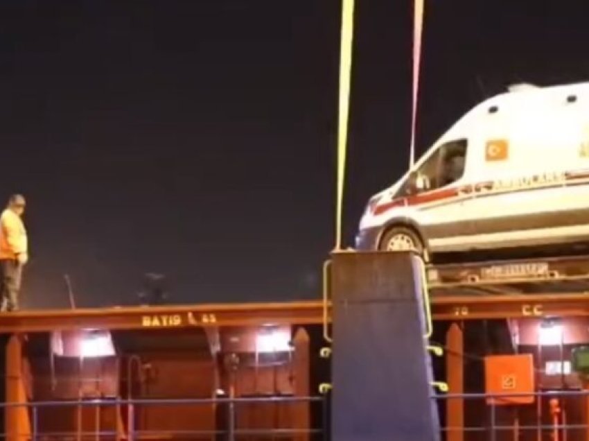 Turqia dërgon në Gaza anije me pajisje mjekësore dhe ambulanca