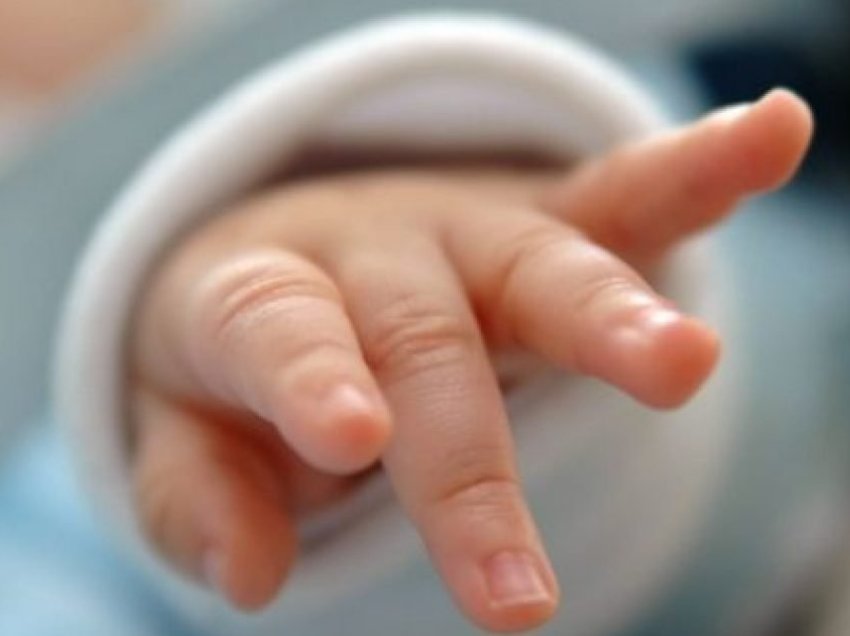 E rëndë: Një foshnje dërgohet pa shenja jete në Spitalin e Gjakovës, Policia nis hetimet