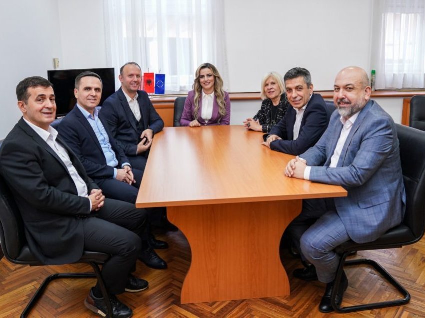 Opozita shqiptare bashkohet edhe në Kuvend: Shqiptarët në Maqedoni duan ndryshim
