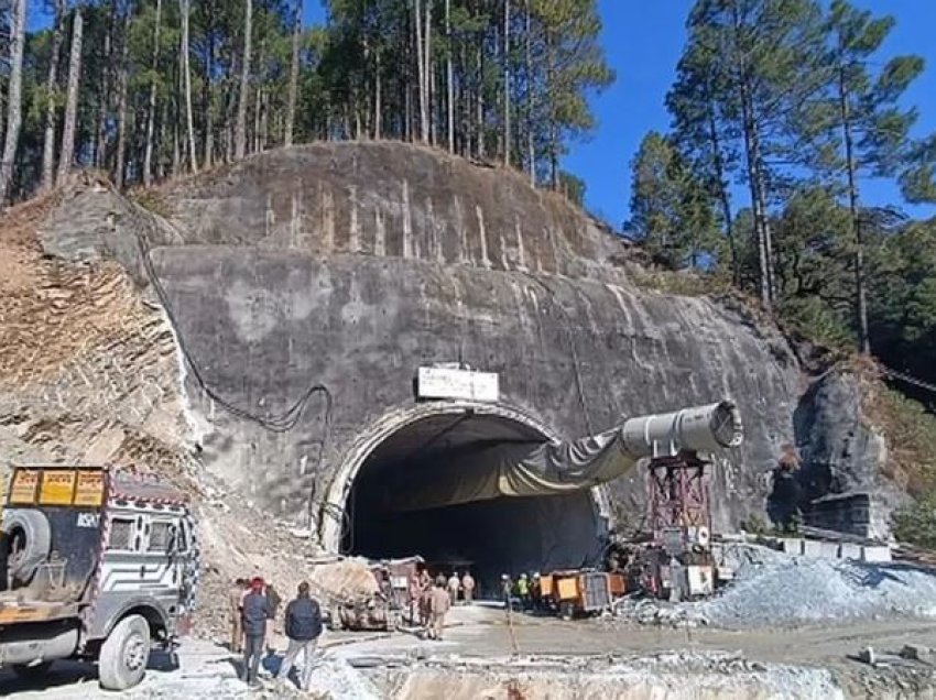 Shembja e tunelit të Uttarakhand, punohet për të shpëtuar 40 punëtorë të bllokuar në tunelin e Indisë