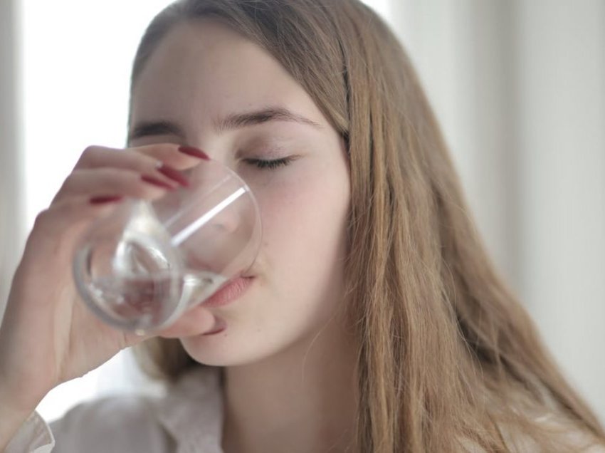 Pse nuk preferohet të pini ujë gjatë ngrënies