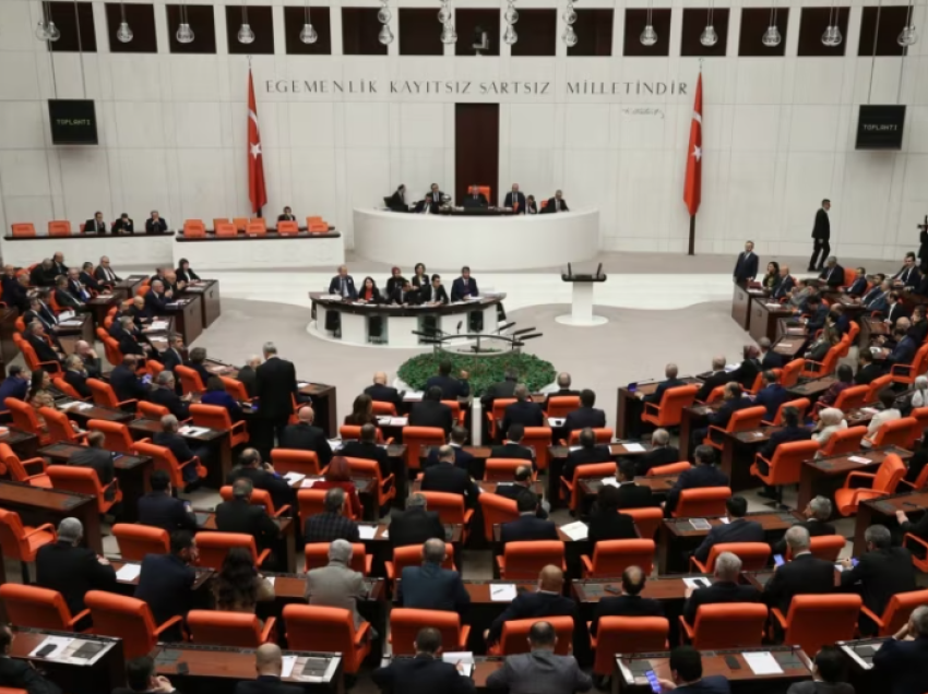 Parlamenti turk shtyu vendimin rreth anëtarësimit të Suedisë në NATO
