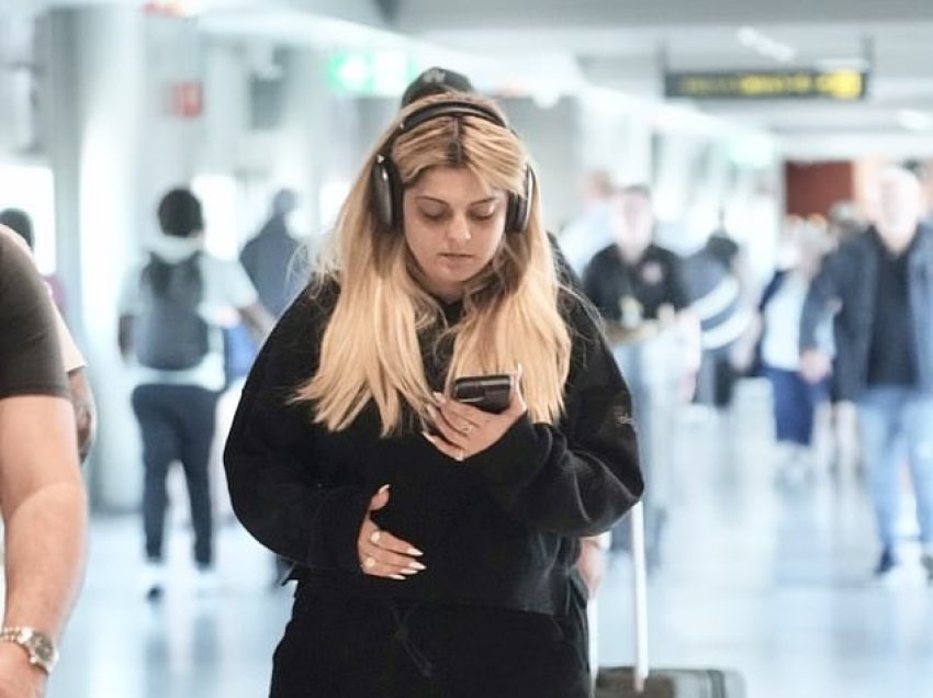 Bebe Rexha duket thuajse e panjohur në Australi, shfaqet larg shkëlqimit skenik në aeroport