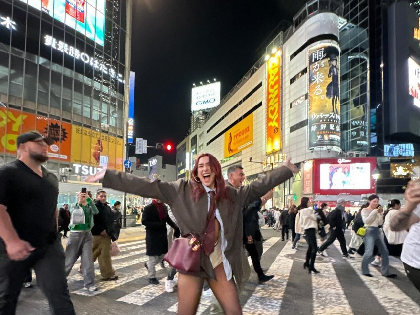 Dua Lipa shfaqet pa pantallona rrugëve të Tokios