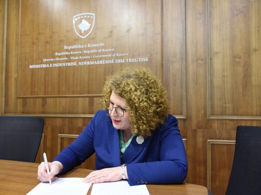 Ministrja Rozeta Hajdari nënshkroi vendimin për caktimin e çmimit dhe masave tjera mbrojtëse të produkteve të naftës 