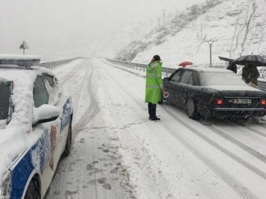 Vështirësi në qarkullim nga reshjet e dëborës, Policia e Elbasanit rrit prezencën në akset rrugore