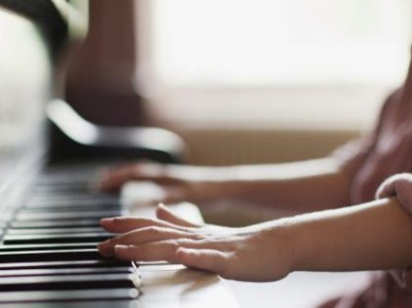 Muzika mund të ndihmojë të ndjejmë më pak dhimbje