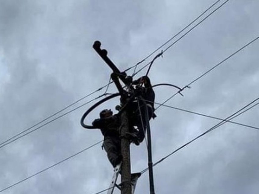 Moti i keq në vend, fshatrat në Voskopojë pa energji elektrike