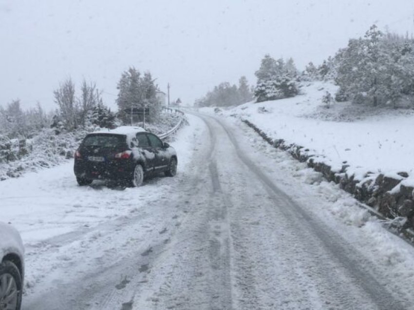 Reshje të dendura bore, probleme me rrugët në veri, bllokohet Kukës-Peshkopi