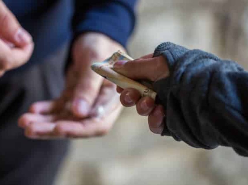 Varësia nga droga prek të rinjtë, arrestohen gjashtë persona në Viti e Suharekë