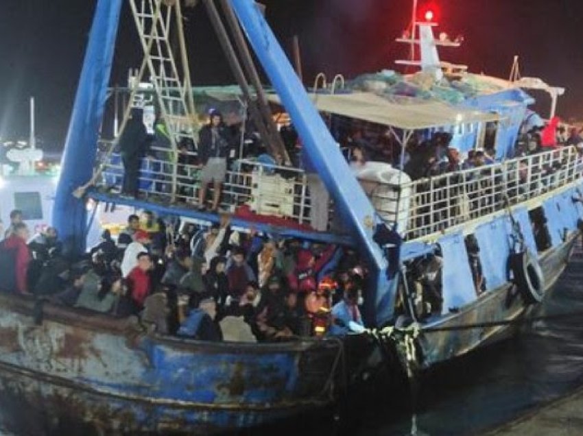 Varka me 573 emigrantë zbarkon në Lampedusa të Italisë