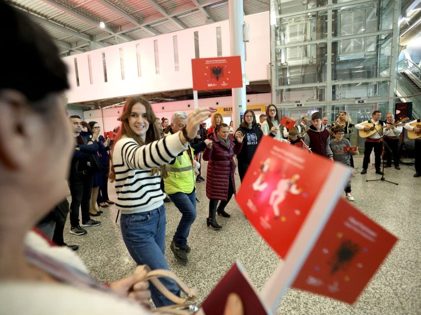 Aeroporti Ndërkombëtar i Tiranës vishet kuq e zi për 111 vjetorin e Pavarësisë së Shqipërisë