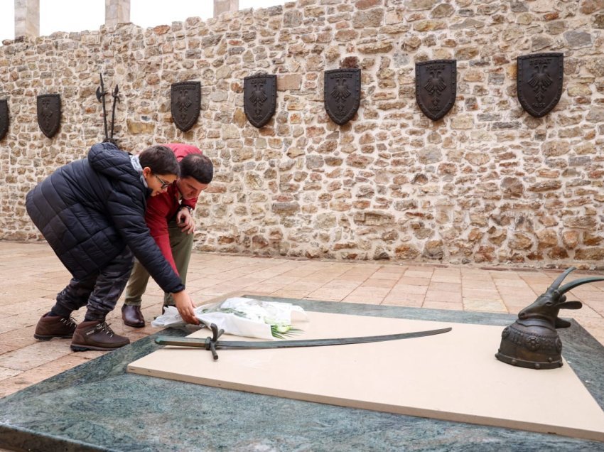 Për 28 nëntor, Memli Krasniqi bashkë me djalin bën homazhe te Memoriali i Skënderbeut në Lezhë