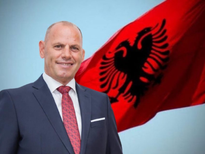 Lladrovci: Shqiptarë kudo jeni dhe ndjeni krenari me flamurin kuq e zi, gëzuar 28 Nëntori! 
