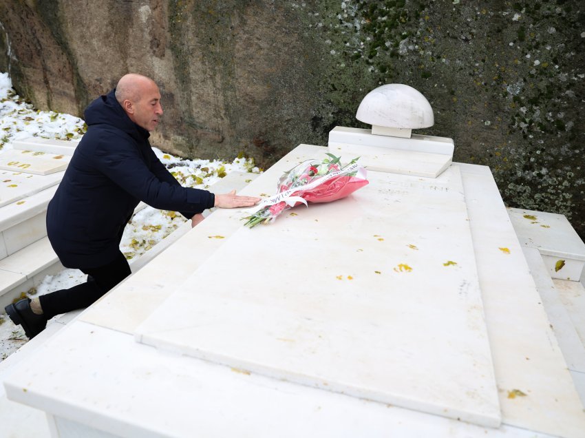 Haradinaj bënë homazhe tek varri i Isa Boletinit: Ishte gjithnjë në kërkim të së drejtës së mohuar të shqiptarëve