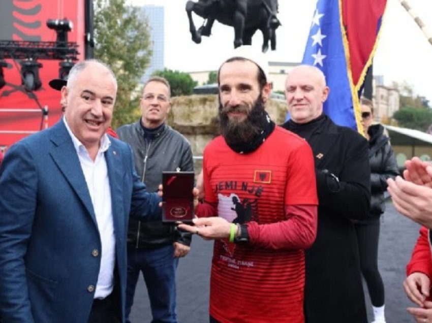 ​Vrapoi 260 kilometra nga Prishtina në Tiranë, Zyberaj merr medalje nga Bashkia e Tiranës