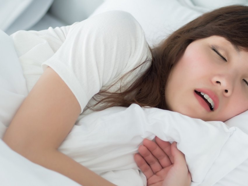 Si ndikon gjumi i keq në rrezikun e prekjes nga gripi