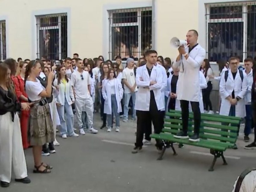 Studentët e Mjekësisë bojkotojnë mësimin, VOA: Nis viti i ri akademik, por me probleme të mbartura