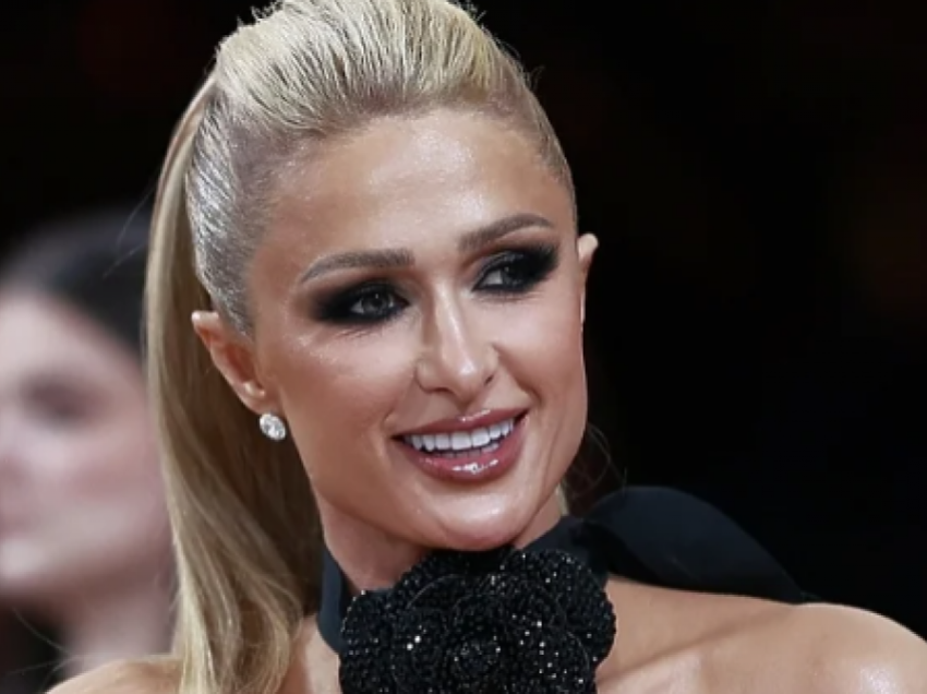 Paris Hilton tallet për ecjen në pasarelë gjatë shfaqjes për ‘Mugler’, krahasohet me atë të një pule