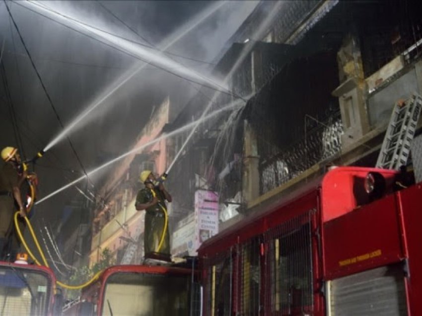 7 të vdekur e mbi 40 të plagosur nga zjarri që përfshiu një ndërtesë banimi në Indinë perëndimore